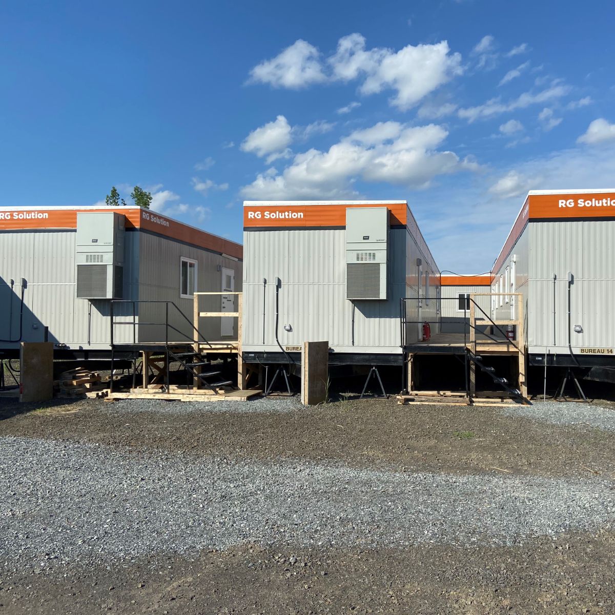 Ensemble de modules de chantier alignés sur site.