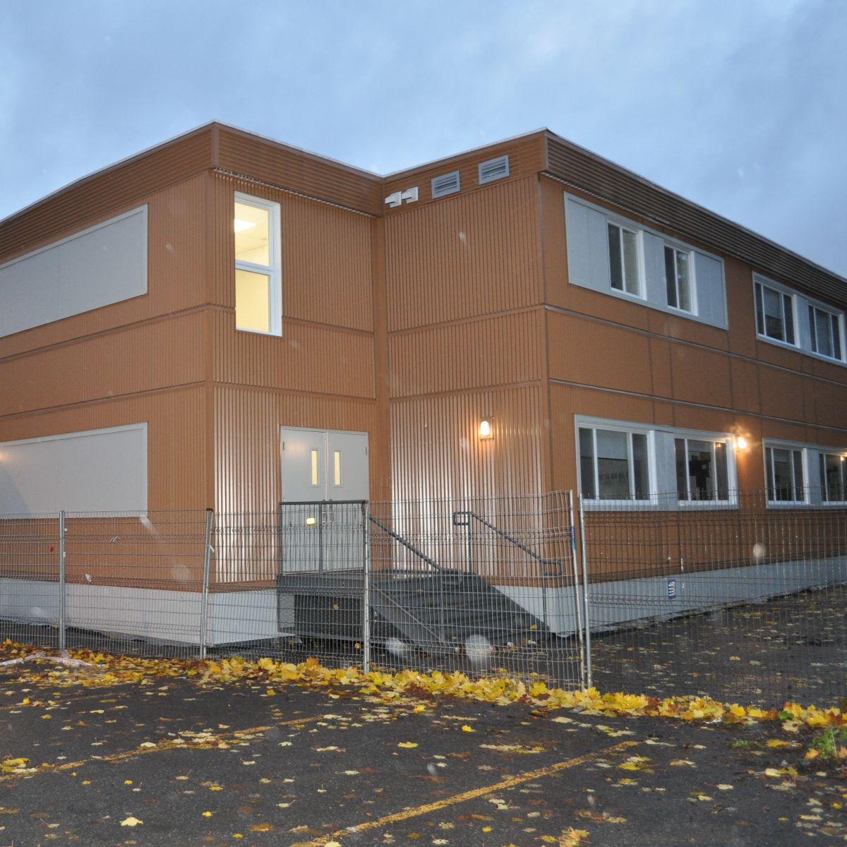 Vue extérieure d'une école en modules assemblés.