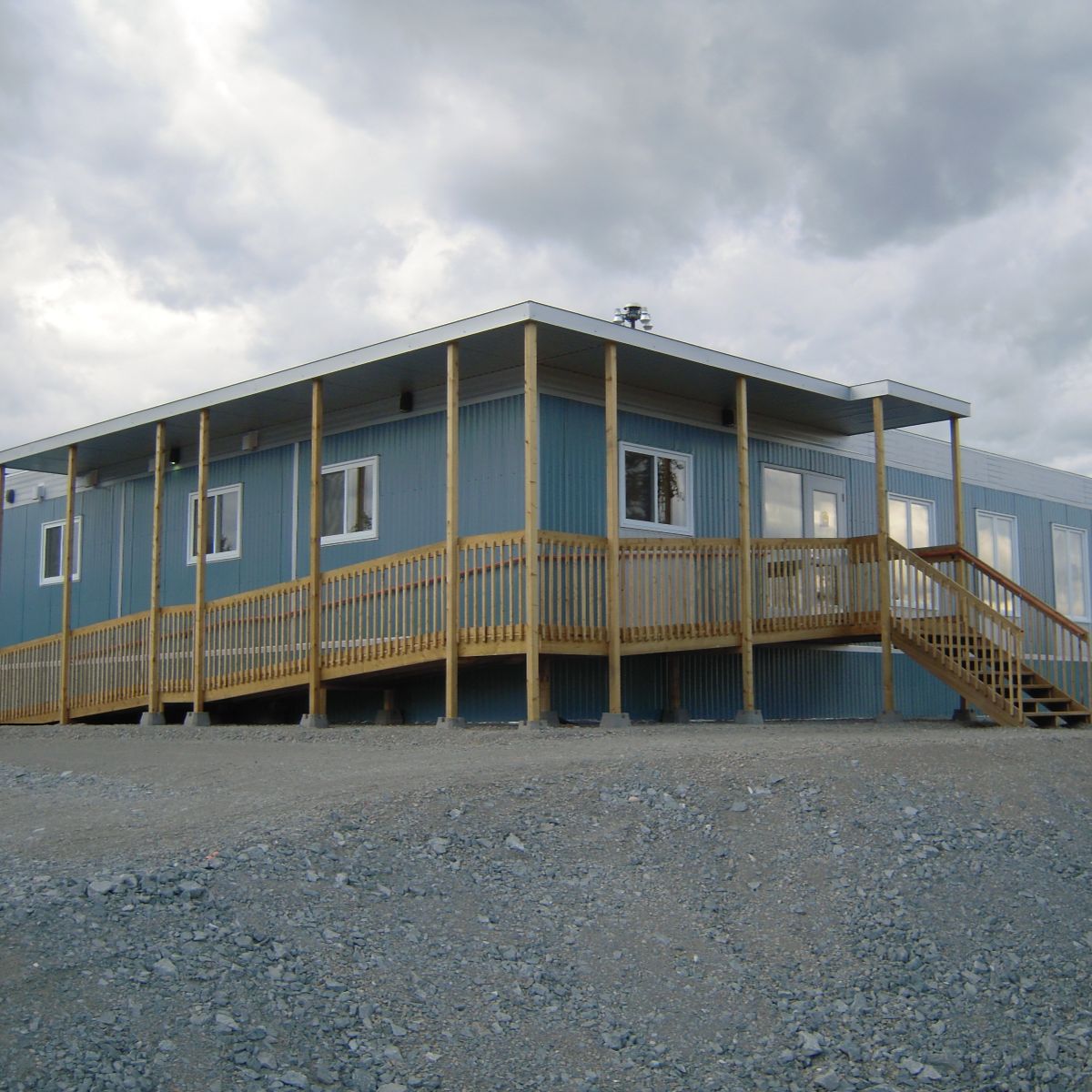 Clinique modulaire installée sur site extérieur.